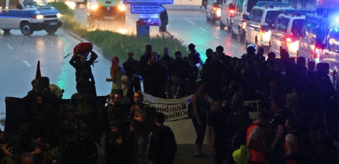 В ФРГ протест антиглобалистов перерос в столкновения с полицией - Фото