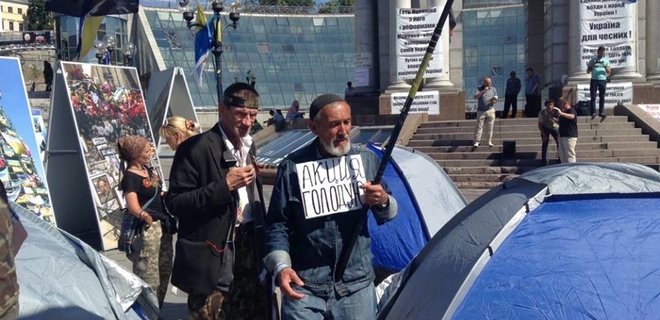 На Майдане неизвестные разбили палатки и требуют отчета Порошенко - Фото
