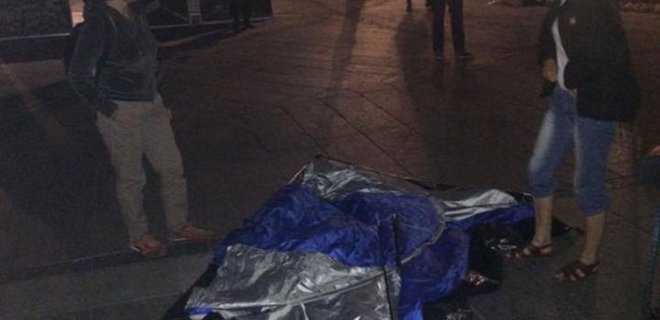Неизвестные снесли несколько палаток на Майдане - Фото