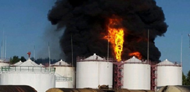 Пожар на нефтебазе под Киевом: пострадали четыре человека - Фото