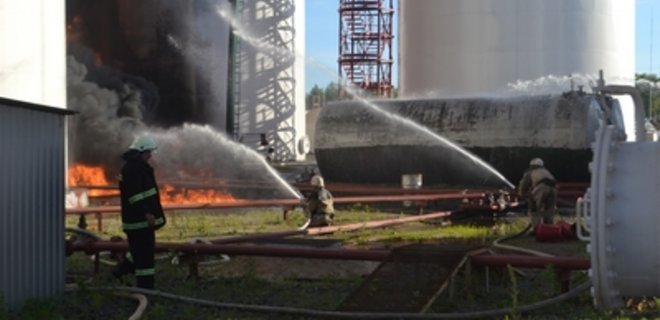 В МВД назвали предварительные причины пожара на нефтебазе - Фото