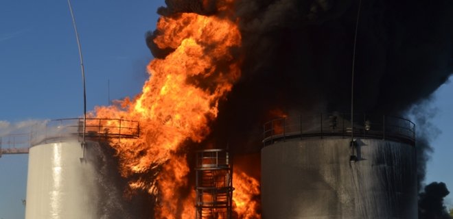 Кличко и Турчинов находятся на месте пожара на нефтебазе - Фото