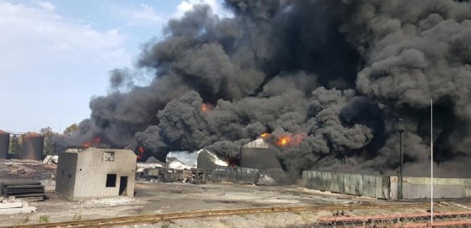Пожар на нефтебазе: трое пожарных пропали без вести в огне - Фото