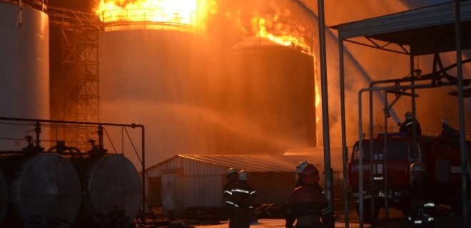 Пожар на нефтебазе: сдетонировали резервуары, есть разрушения - Фото