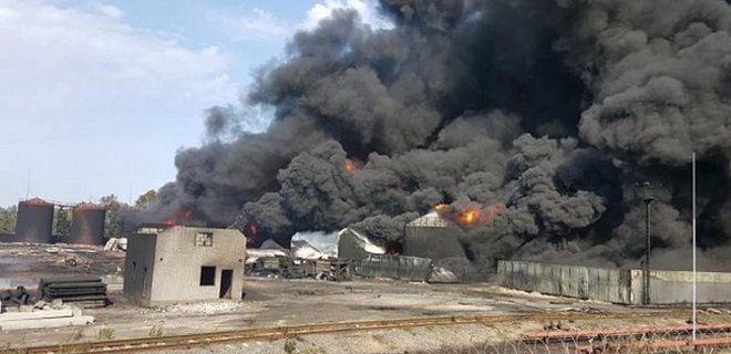 На нефтебазе в Василькове выгорели 4 емкости с нефтепродуктами  - Фото