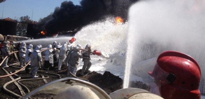 Спасатели начали заливать пожар на нефтебазе пеной: фото - Фото