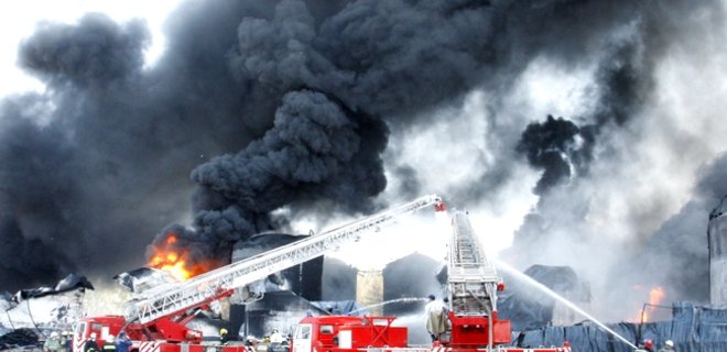 При пожаре на нефтебазе погибли четверо, 14 ранены - Минздрав - Фото