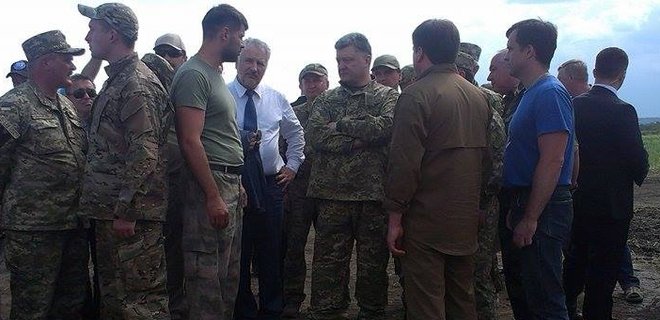 Линию обороны в Донбассе нужно закончить в июле - Порошенко - Фото