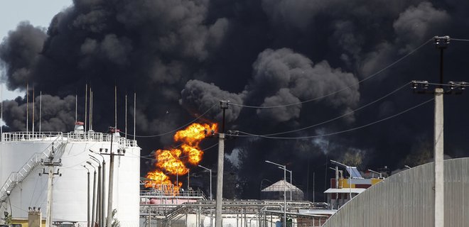 В БРСМ назвали причиной пожара на нефтебазе под Киевом теракт - Фото