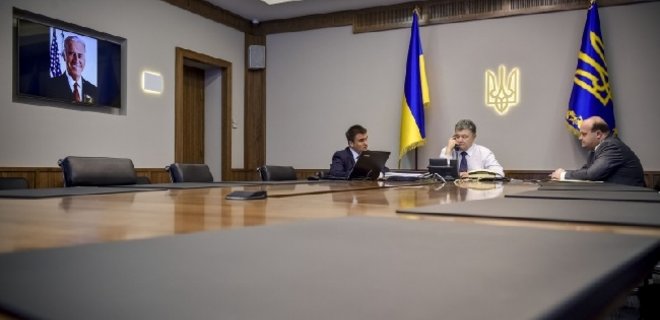 Порошенко обсудил с Байденом шаги при новой эскалации в Донбассе - Фото