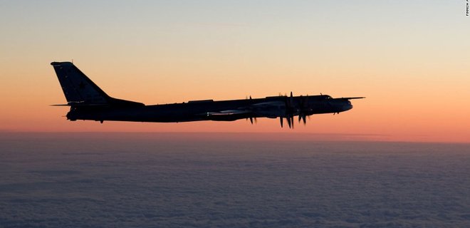 Самолет РФ пролетел над палубой корабля НАТО в Балтийском море - Фото