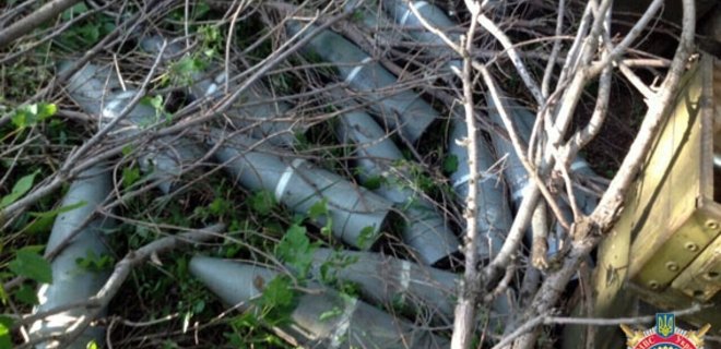 Возле Докучаевска обнаружено более 20 ящиков с боеприпасами: фото - Фото