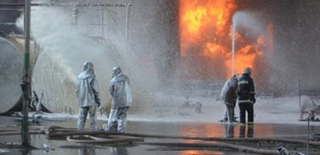МВД: На нефтебазе под Киевом полтора часа не сообщали о пожаре - Фото