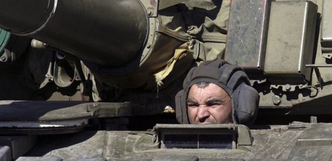 ИС: оккупанты продолжают укреплять бронетехникой Донецк и Луганск - Фото