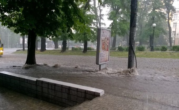 На Днепропетровск обрушился ливень с грозой: фото последствий