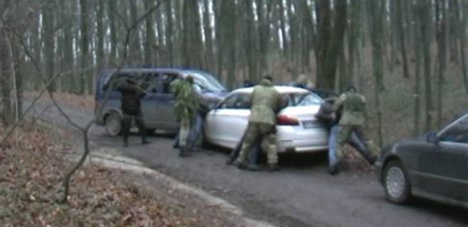 В Харьковской области в авто обнаружили арсенал оружия: фото - Фото