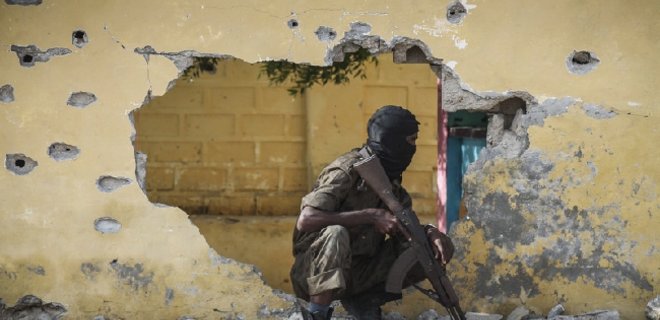 Террористы атаковали центр подготовки силовиков в Могадишо - Фото