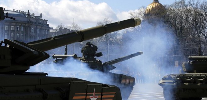 ИС: под флагом фейковой Новороссии зашли 11 танков с военными РФ - Фото
