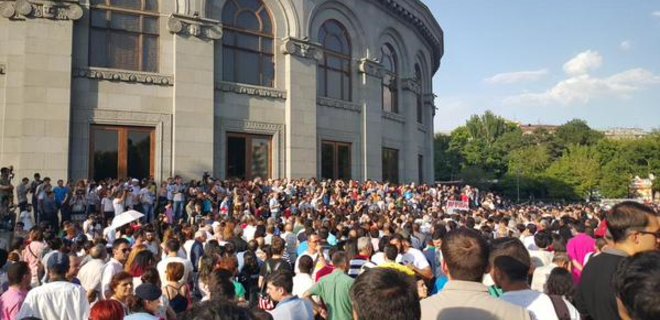 Тарифный Майдан в Армении: на демонстрацию вышли 10 тысяч человек - Фото