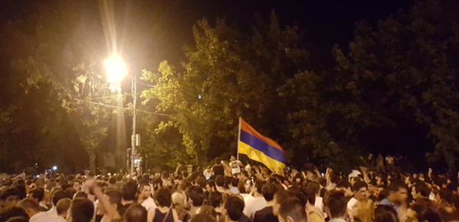 На акции протеста в Ереване появились флаги Украины и Евросоюза - Фото
