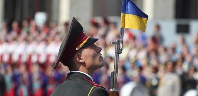 Порошенко поручил организацию Дня Независимости Яценюку и Ложкину - Фото