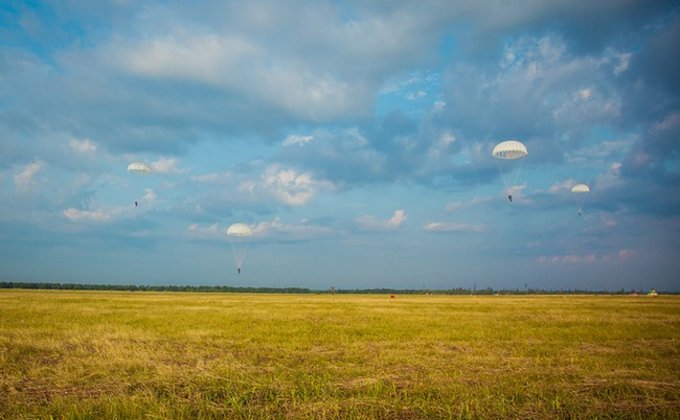 Курсанты академии Нацгвардии отработали прыжки с парашютом: фото