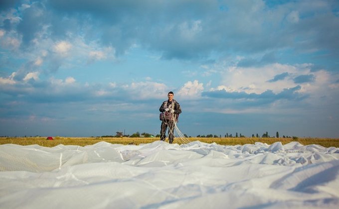 Курсанты академии Нацгвардии отработали прыжки с парашютом: фото