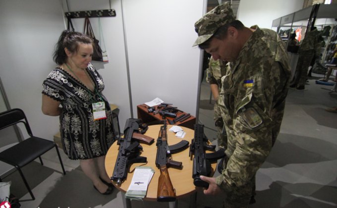 В Киеве стартовала волонтерская выставка Народная оборона: фото
