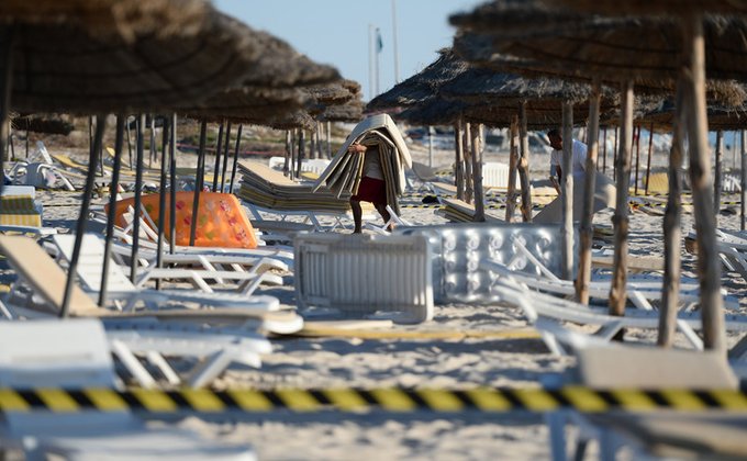 Кровавый теракт в Тунисе: число жертв растет, туристы уезжают