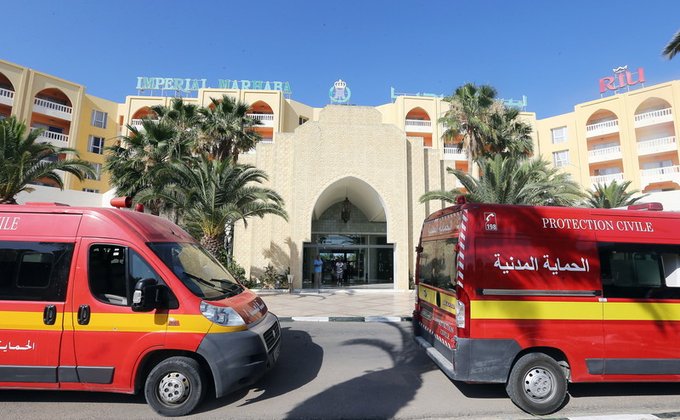 Кровавый теракт в Тунисе: число жертв растет, туристы уезжают