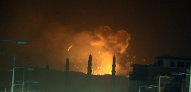 В Йемене боевики подожгли нефтеперерабатывающий завод - Фото