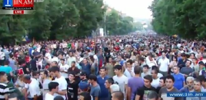 В Ереване инициативная группа призвала демонстрантов разойтись - Фото