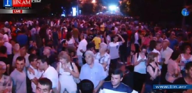 В центр Еревана пришли 10 тыс. человек, полиция грозит зачисткой - Фото