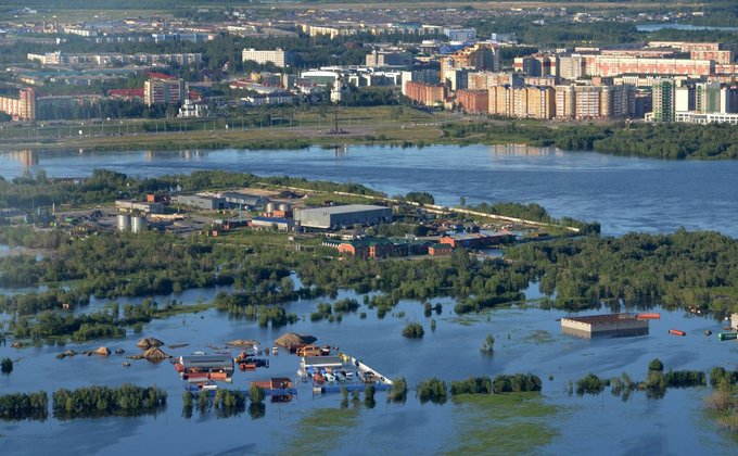 В России город Нефтеюганск затопило нефтью