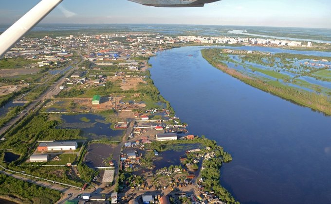 В России город Нефтеюганск затопило нефтью