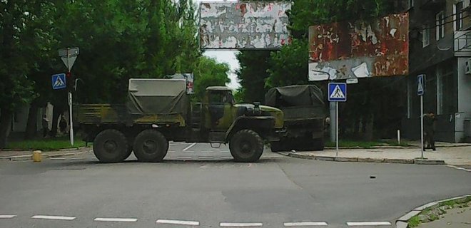 В Донецке грузовик боевиков протаранил автомобиль: есть жертвы - Фото