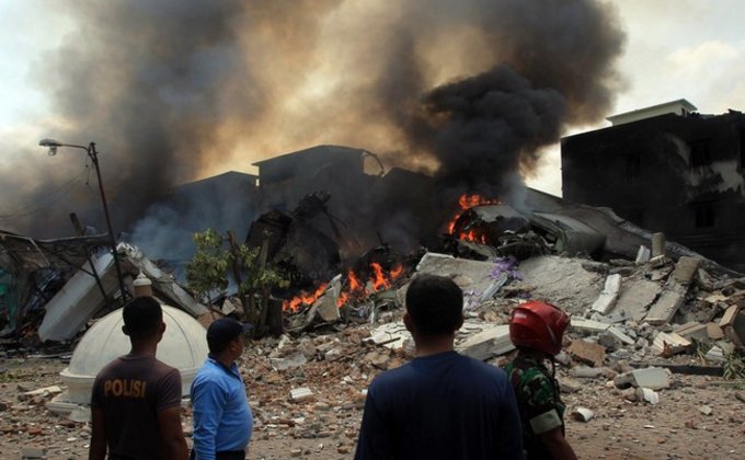 Авиакатастрофа в Индонезии: фото и видео с места крушения