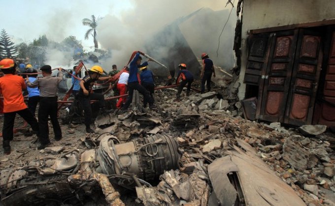 Авиакатастрофа в Индонезии: фото и видео с места крушения