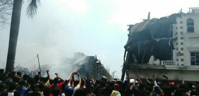 В Индонезии самолет упал на жилую застройку, десятки жертв - СМИ - Фото