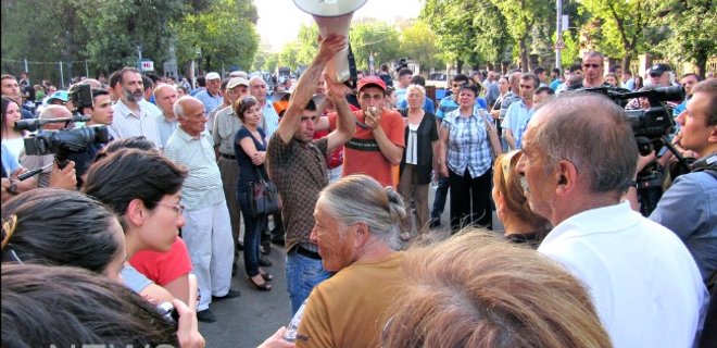 Протестующие в Ереване ввели круглосуточное дежурство - Фото
