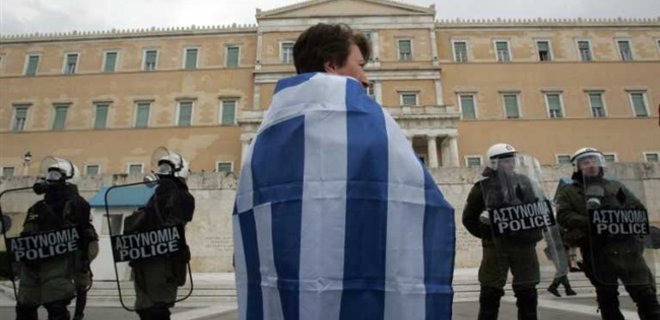 В центре Афин проходят многотысячные демонстрации - Фото