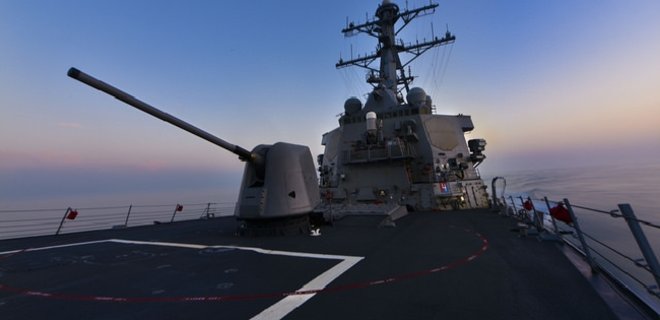 В Черное море направляется ракетный эсминец ВМС США - Фото