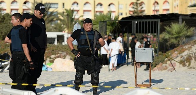 В Тунисе власти спустя неделю после теракта объявили режим ЧП - Фото