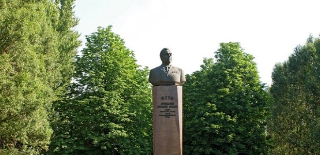 Власти Днепродзержинска намерены демонтировать памятник Брежневу - Фото