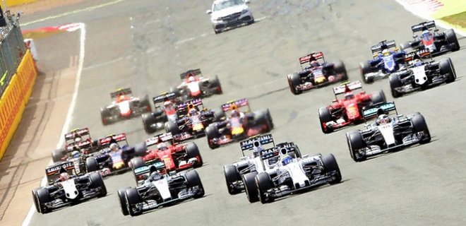 F-1: Хэмилтон уходит в отрыв на ярком Гран-при Великобритании - Фото