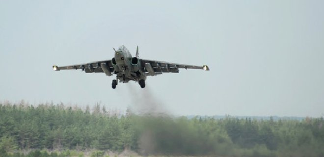 В России рухнул военный самолет Су-24, погибли двое пилотов - Фото