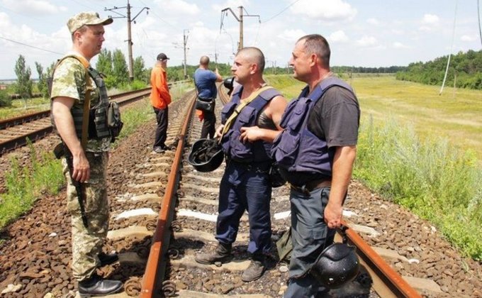 Как восстанавливают разрушенную боевиками железную дорогу: фото