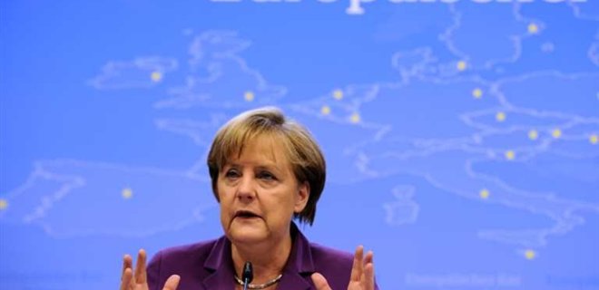 Дефолт Греции: Меркель смягчила свою позицию по переговорам - Фото
