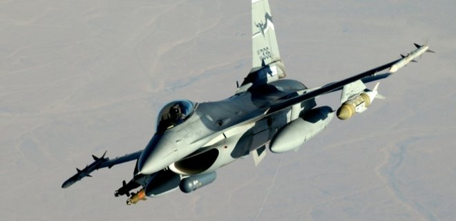 В США истребитель F-16 столкнулся с легкомоторным самолетом - Фото
