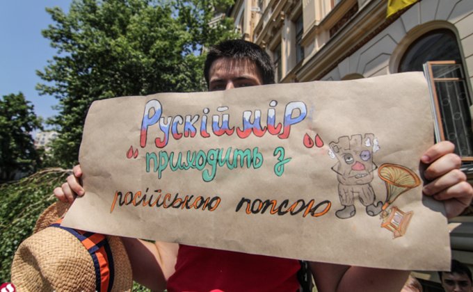 Ватное дефиле под Минкультуры: акция против российских артистов
